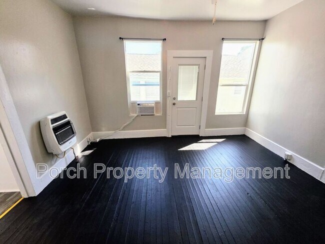 Building Photo - 320 N Barcelona St