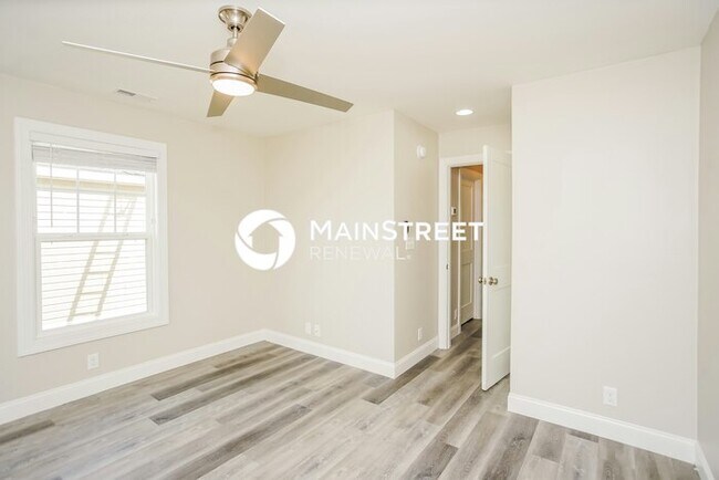 Building Photo - 2 Bedroom Pet-Friendly Home in St. Petersburg, FL with Main Street Renewal