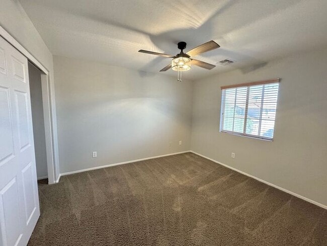 Building Photo - 1056 E Lakeview Dr