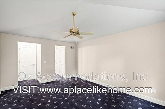 Building Photo - 4300 W 111th Terrace