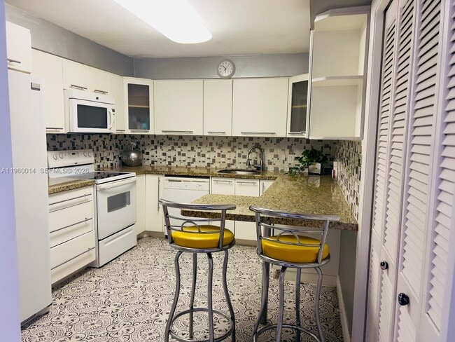 Building Photo - 491 Racquet Club Rd