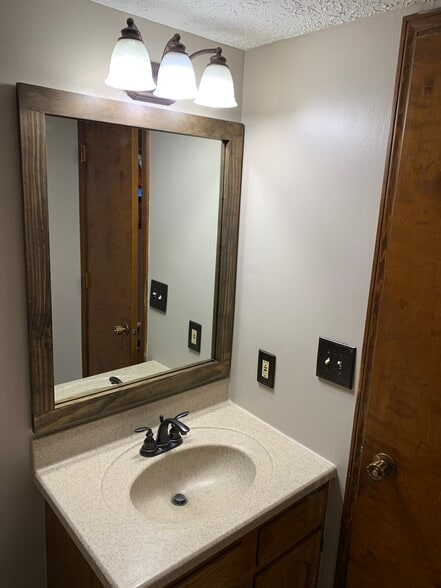 1/2 Bath on main floor - 4337 Edison Cir