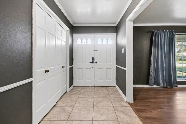 Building Photo - 5001 Glenhaven Dr