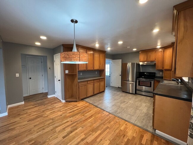 Building Photo - Spacious 4 Bedroom, 2 Bathroom Home on the...