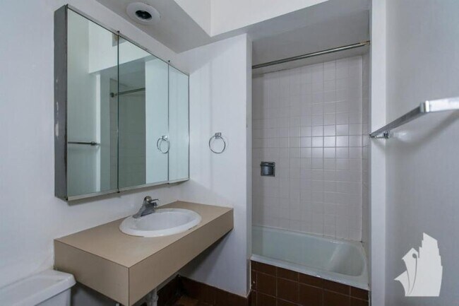 Building Photo - 1 bedroom in CHICAGO IL 60657