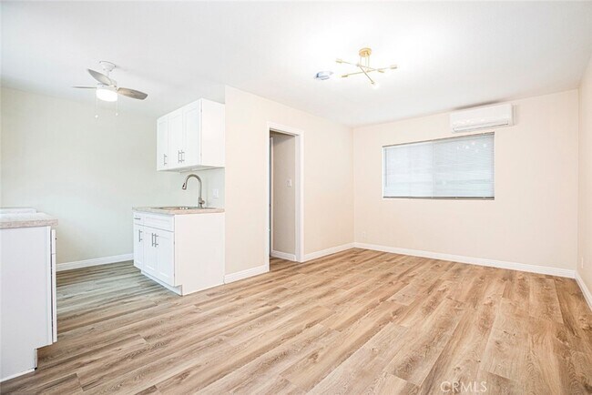 Building Photo - 6250 Vineland Ave