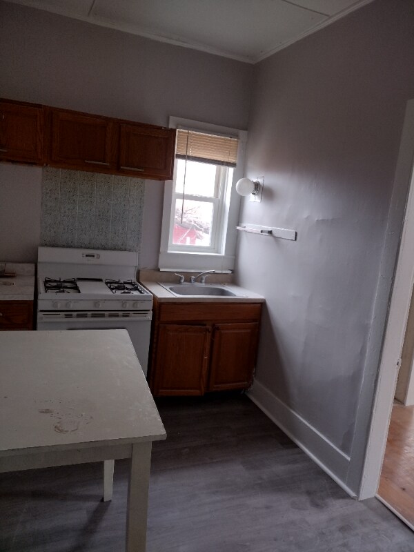 Building Photo - 613 3rd Ave