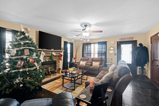 Building Photo - Nice Home in Peach Tree Subdivision Waiting for you to Call home TODAY