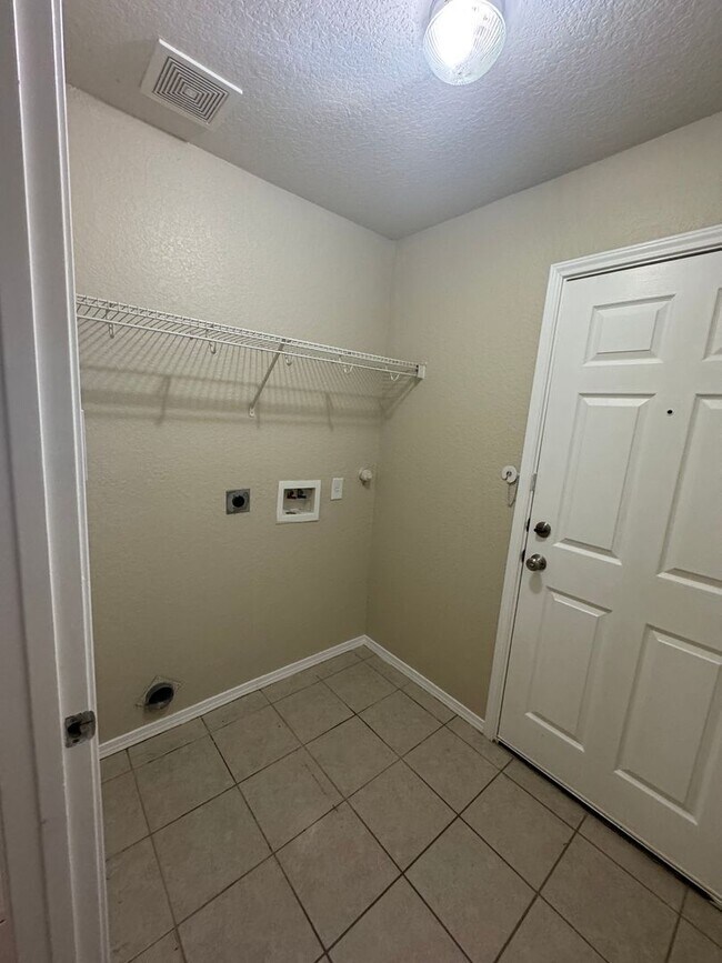 Building Photo - COMFORTABLE HOME | SINGLE STORY  |  CLOSE TO HWY 151 & 410 | SHOPPING & RESTAURANTS