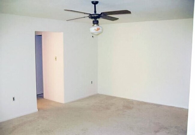 Building Photo - Spacious, 2 Bed 1 Bath Condo In Fantastic Mclean Chase Location – Minutes To Tysons