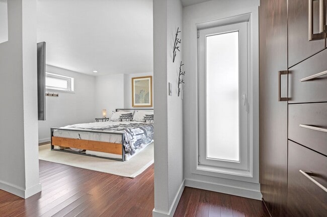 Building Photo - 2 bed 1.5 bath houseboat on Lake Union