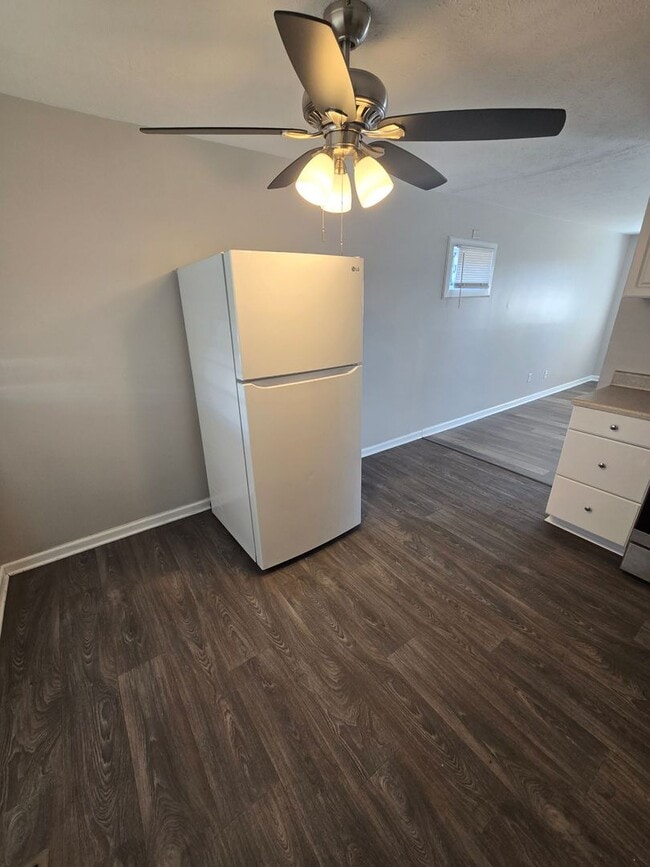 Building Photo - 3 BEDROOM SINGLE FAMILY