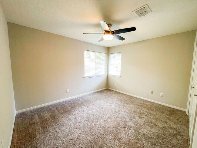 Building Photo - Beautiful 4 Bedroom 2.5 Bathroom Home in L...