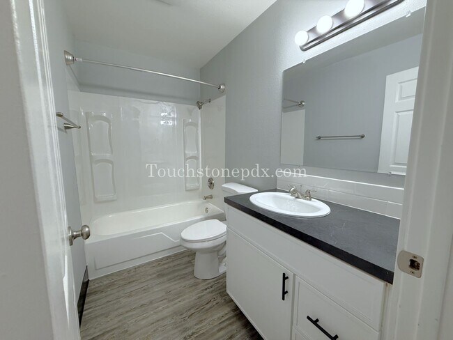 Building Photo - Newly Renovated 2-bedroom Apartment in Skylark Apartments