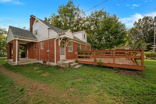 Building Photo - Charming 4BE/2BA home in the fantastic est...