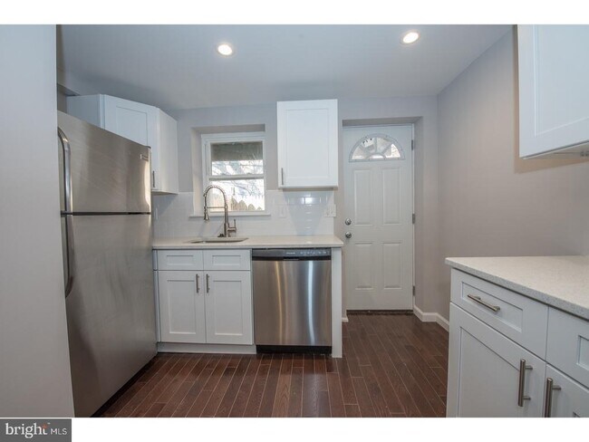 Building Photo - 437 Greenwich St