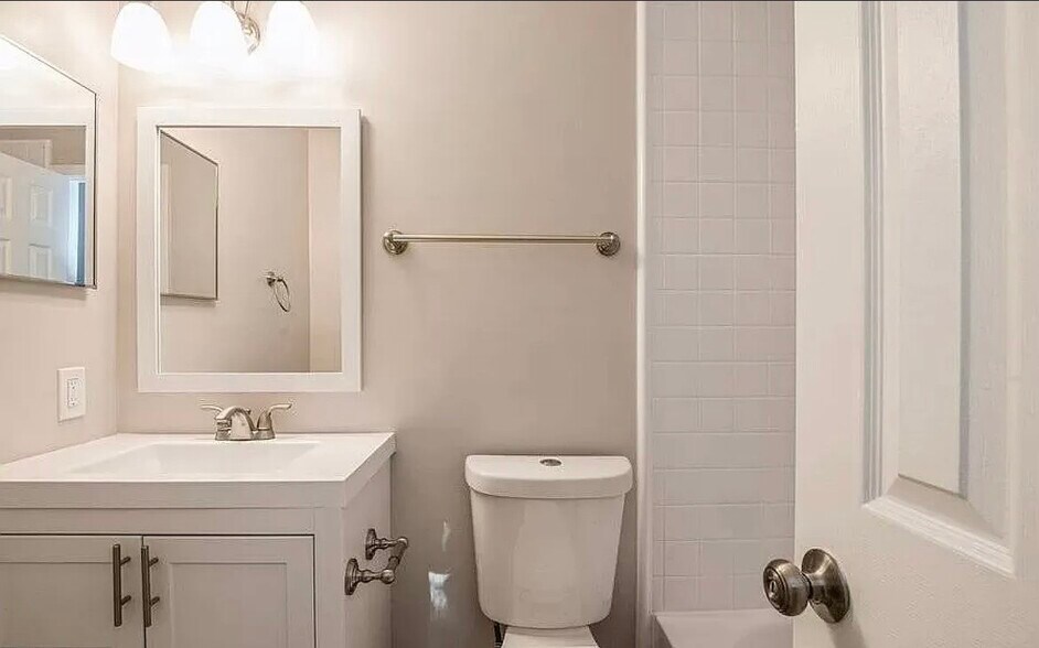 Building Photo - 15501 Empress Way