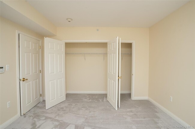Building Photo - 300 E Overlook
