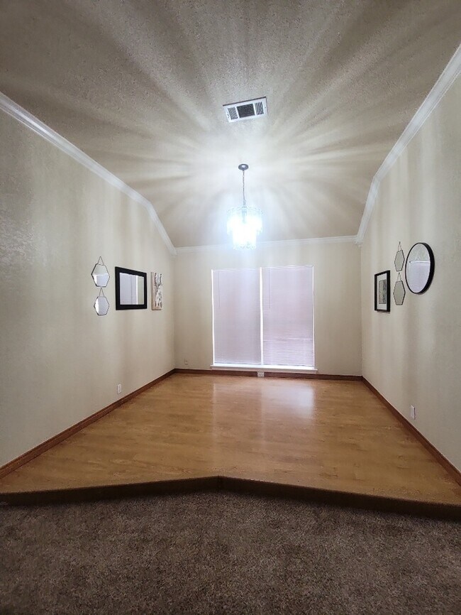 Building Photo - BURLESON 3/2/2 HOME