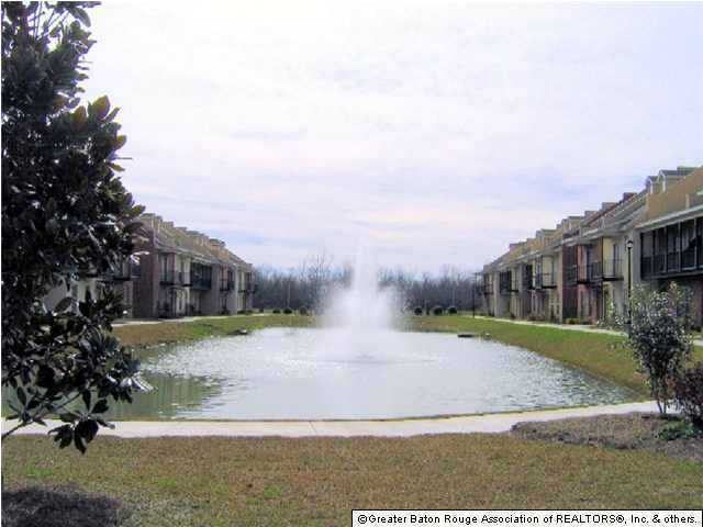 Building Photo - Three Bedroom Townhouse in Gated Community...