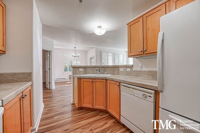 Building Photo - Cute Condo w/ 2 Beds 2 Baths and Patio in Beaverton!
