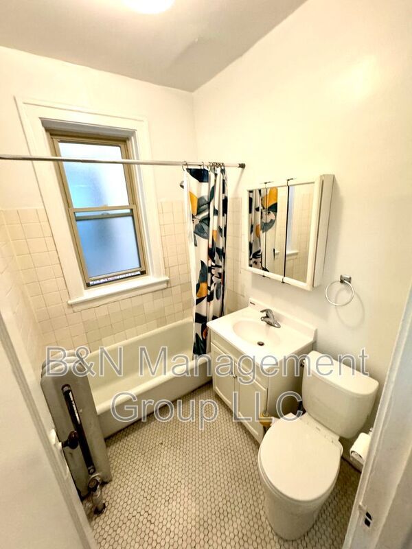 Building Photo - 4895 N Hermitage Ave
