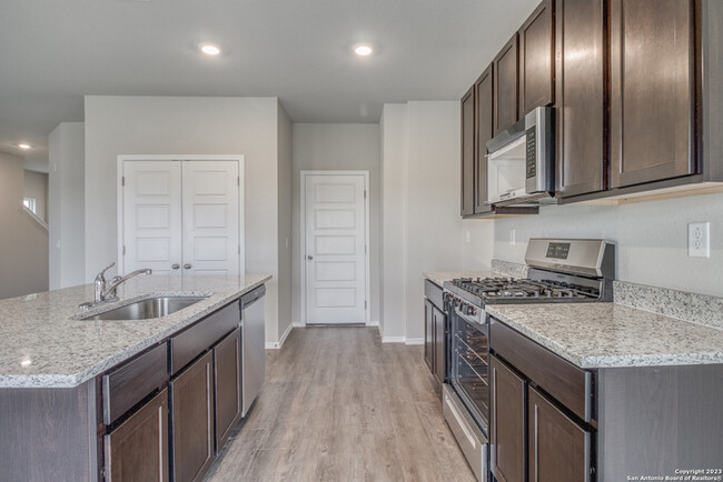 Building Photo - A charming 4 beds and 2.5 bath is now ready!