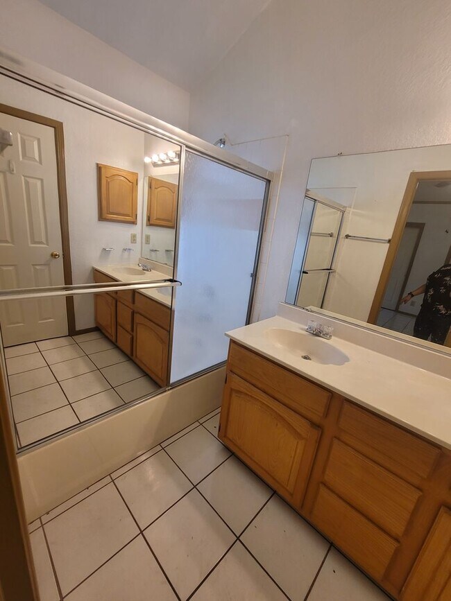 Building Photo - Ready to View!!