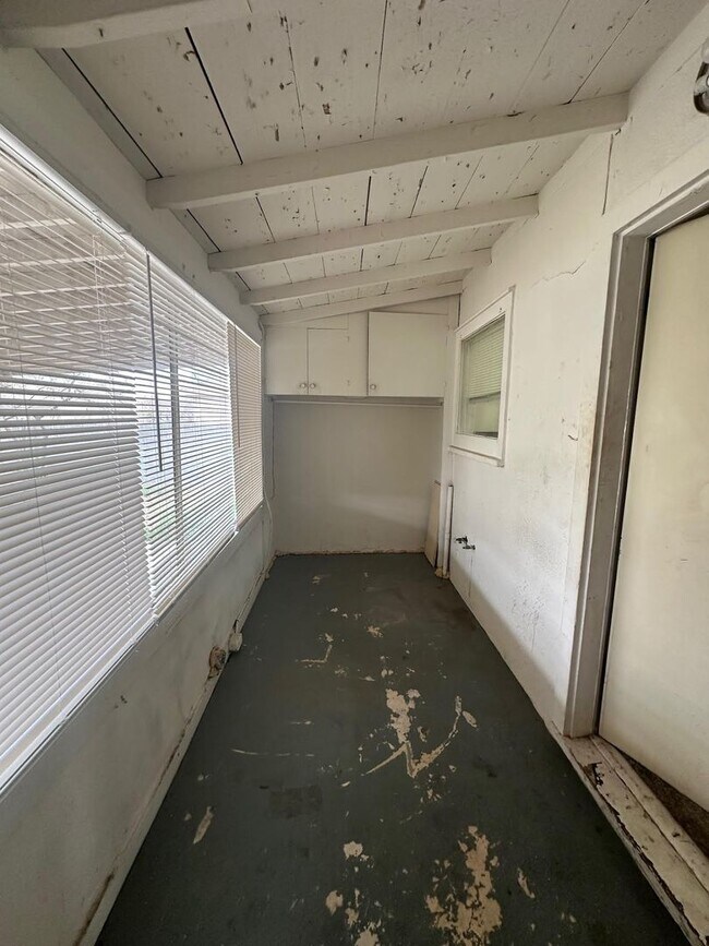 Building Photo - 3 Bedroom 2 Bathroom Ready to Rent!