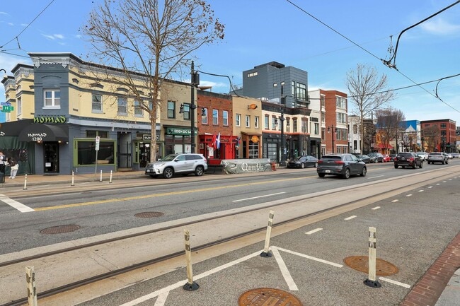 Building Photo - Charming 2-Bedroom Condo in Prime Capitol ...