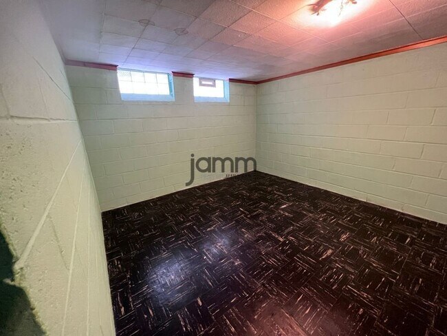 Building Photo - 6227 Traymore Ave
