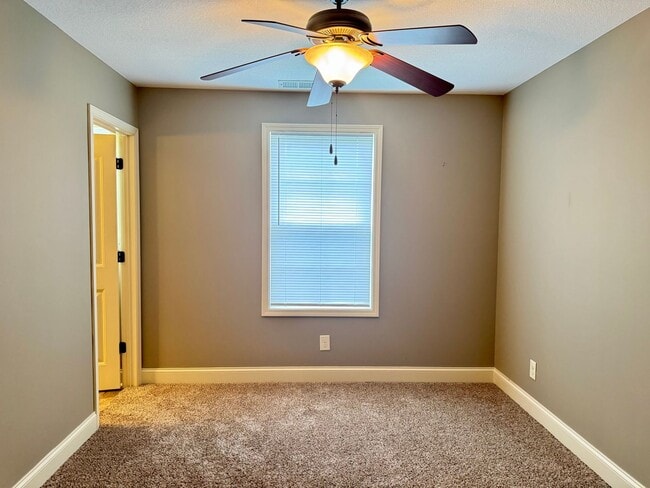 Building Photo - Luxury Townhouse! 2 Bed/2.5 Bath, 1 Car ga...