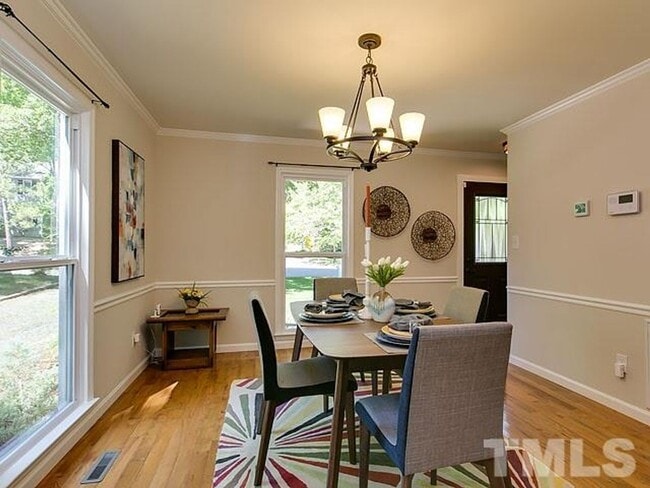 Building Photo - Gorgeous 3 Bedroom Home, Hardwood Floors, ...