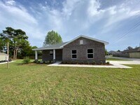 Building Photo - 3-Bedroom Brick Home with Modern Finishes & Large Yard!