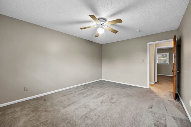 Building Photo - 2 Bedroom, 1.5 Bathroom Condo in High Point!