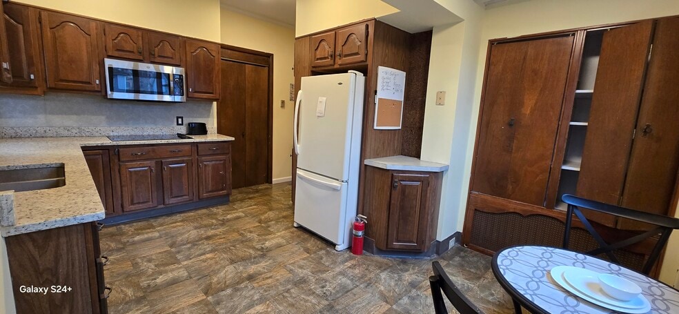 Building Photo - 1718 Capouse Ave