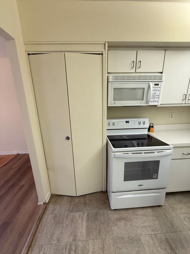 Building Photo - Chic & Comfortable 2BR/2BA Ground-Level Co...