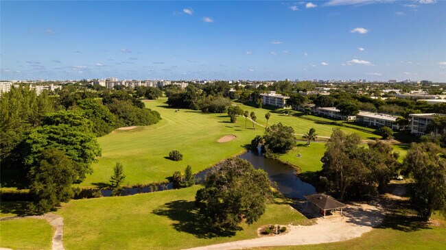 Building Photo - 2950 N Palm Aire Dr