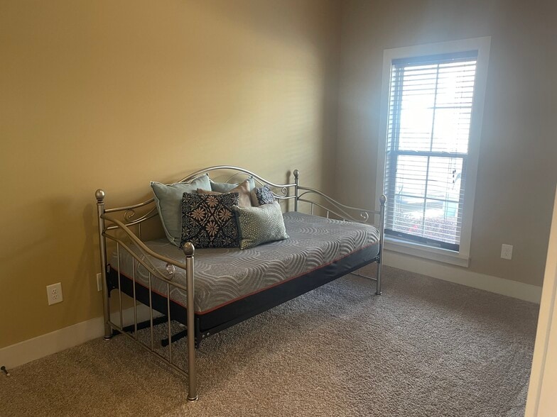 Building Photo - 627 Flag Cir