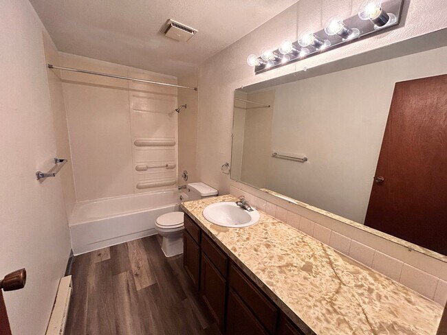 Building Photo - Spacious 2 Bed, 1 Bath on South Hill!