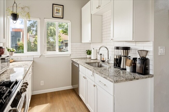 Building Photo - 2Bd/1.25Ba Seattle Townhouse