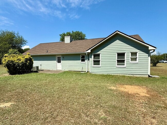 Building Photo - Ranch Living at its Finest