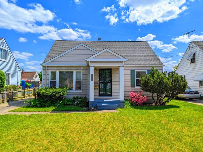 Building Photo - 3113 Silverdale Ave