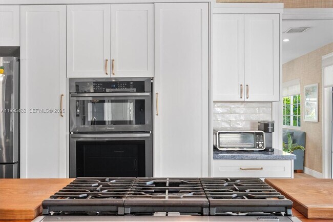 Building Photo - 9636 NE 5th Avenue Rd