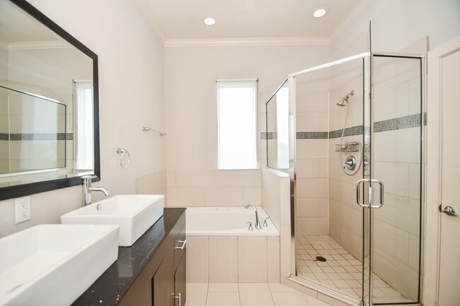 Building Photo - 748 W 16th St