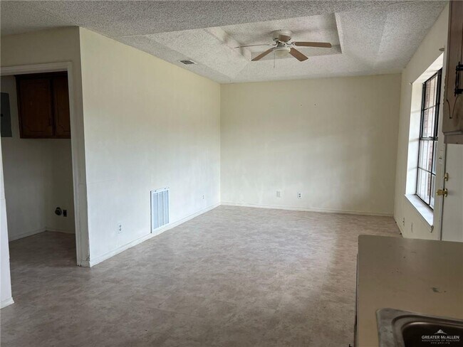 Building Photo - 207 N Cougar St