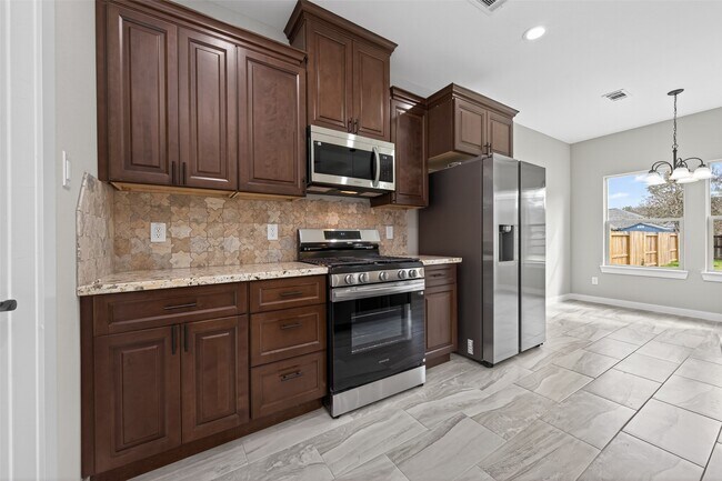 Building Photo - 1107 Lyle W Ave