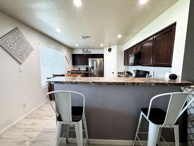 Building Photo - "Spacious 3 Beds, 2 baths Home with Inviti...