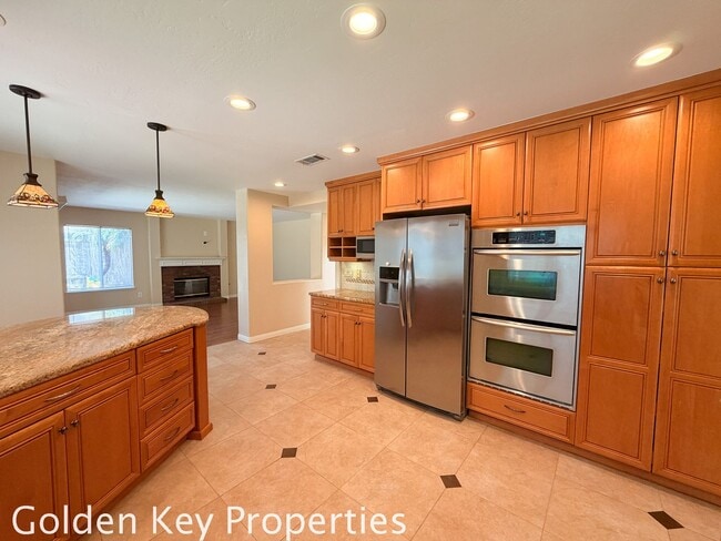 Building Photo - Move-in ready 4 bedroom / 3 bathroom home in Oceanside!