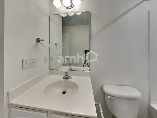 Building Photo - 17 Pfeiffer Ct